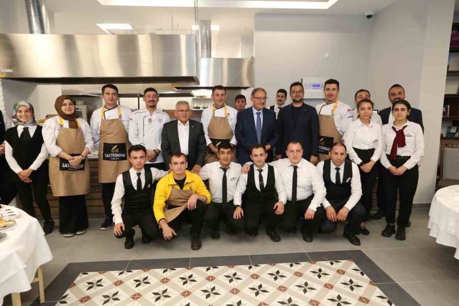 Bakan Özhaseki Ve Başkan Büyükkılıç , Kayseri Gastronomi Günleri’nde