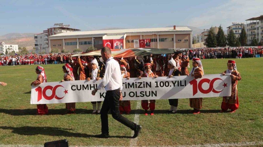 Cumhuriyet’in 100’üncü Yılında 100 Öğretmen Zeybek Oynadı