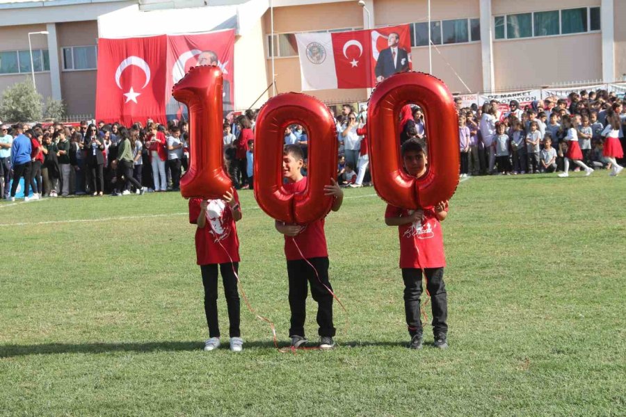 Cumhuriyet’in 100’üncü Yılında 100 Öğretmen Zeybek Oynadı