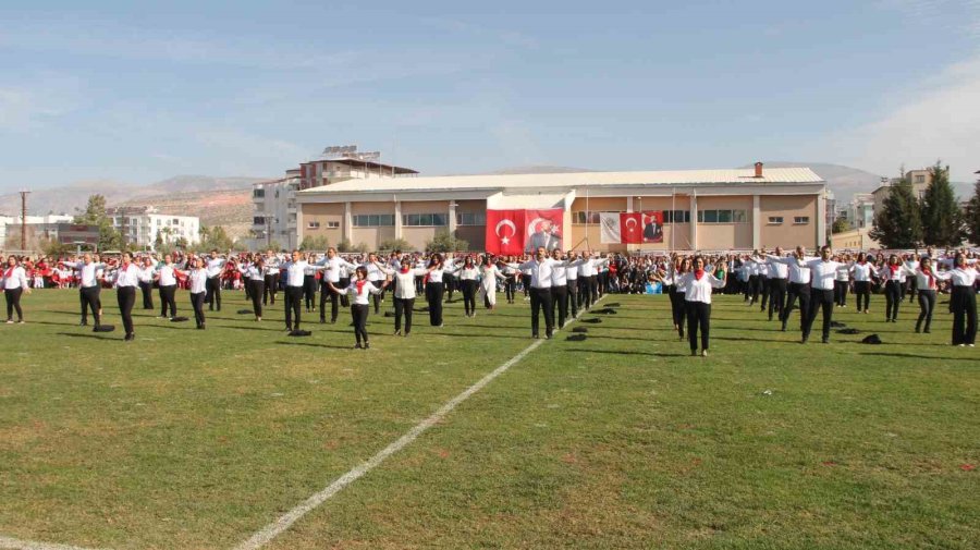 Cumhuriyet’in 100’üncü Yılında 100 Öğretmen Zeybek Oynadı