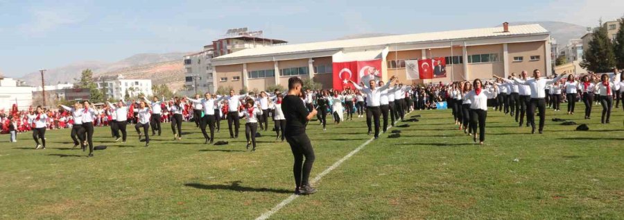 Cumhuriyet’in 100’üncü Yılında 100 Öğretmen Zeybek Oynadı