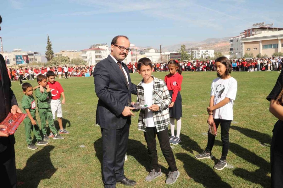 Cumhuriyet’in 100’üncü Yılında 100 Öğretmen Zeybek Oynadı