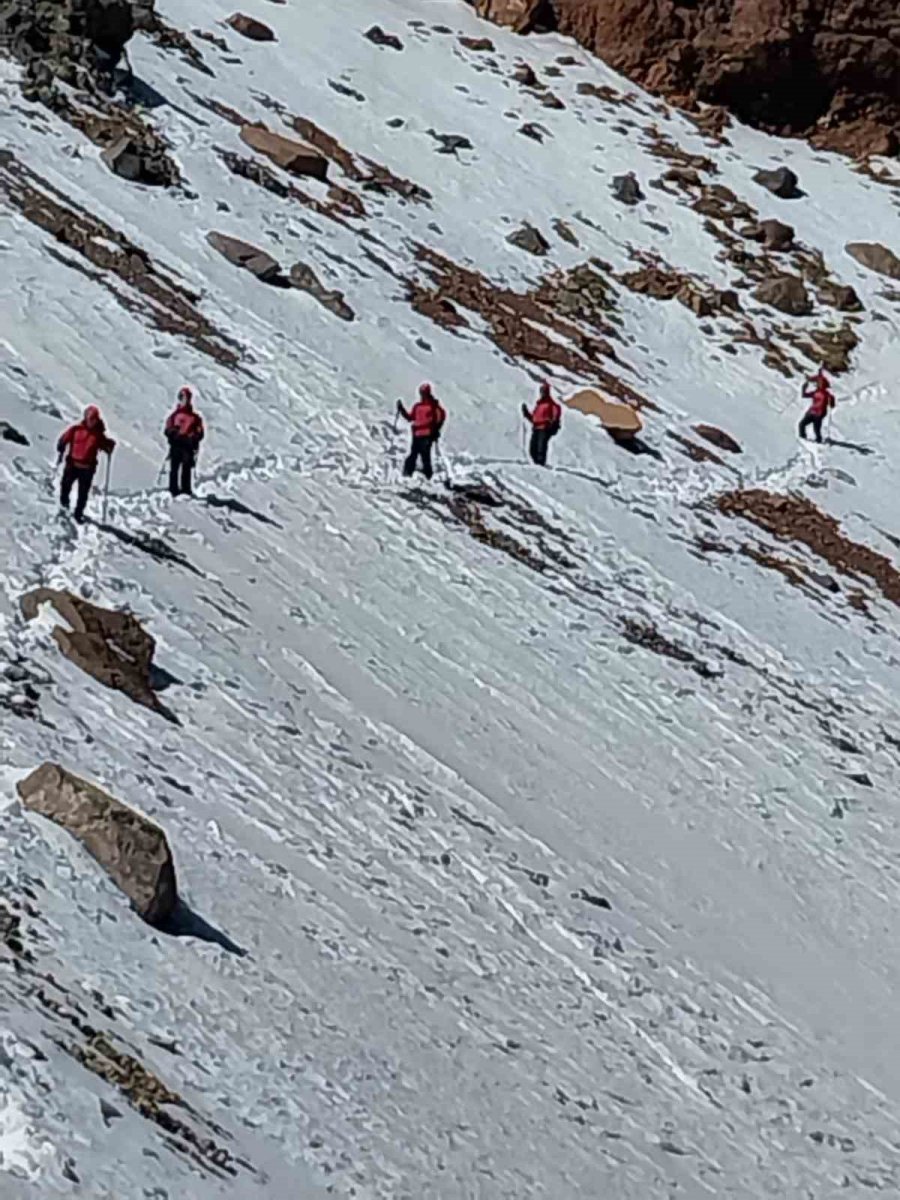 Jak, Erciyes’in Zirvesine Tırmandı