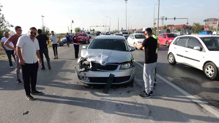 Kamyonetin Aynasına Çarpıp Otomobilin Altında Sürüklenen Motosiklet Sürücüsü Hayatını Kaybetti