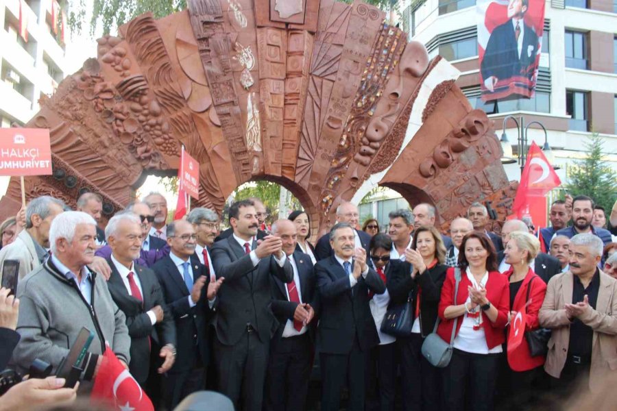 Eskişehir’de ‘100. Yıl Cumhuriyet Anıtı’ Törenle Açıldı