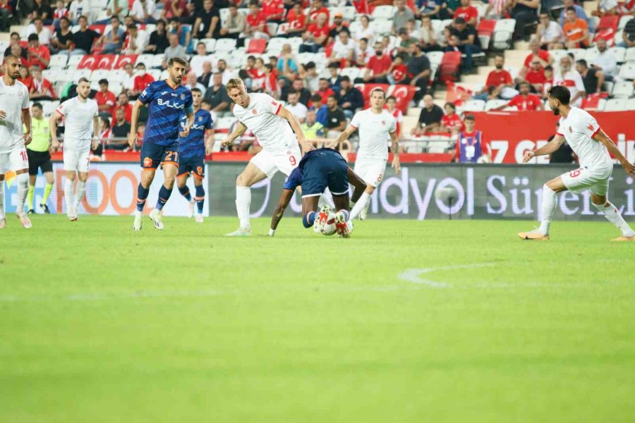 Trendyol Süper Lig: Antalyaspor: 1 - Rams Başakşehir: 0 (ilk Yarı)