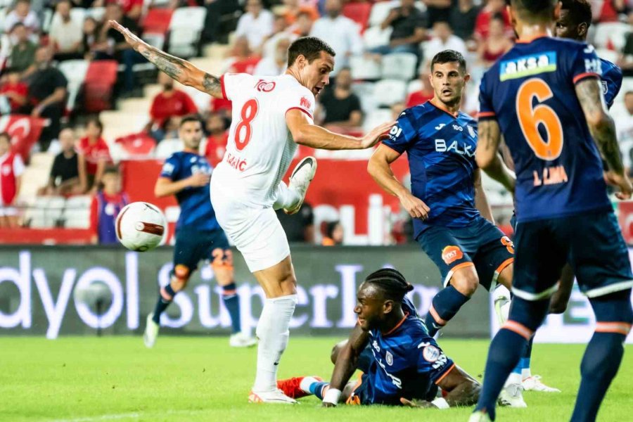 Trendyol Süper Lig: Antalyaspor: 1 - Rams Başakşehir: 0 (ilk Yarı)