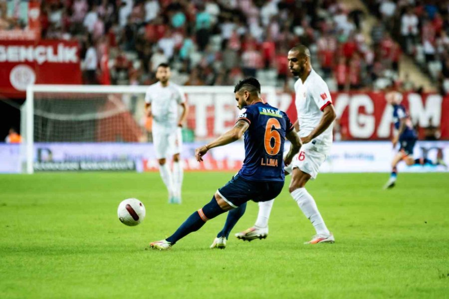 Trendyol Süper Lig: Antalyaspor: 1 - Rams Başakşehir: 0 (ilk Yarı)