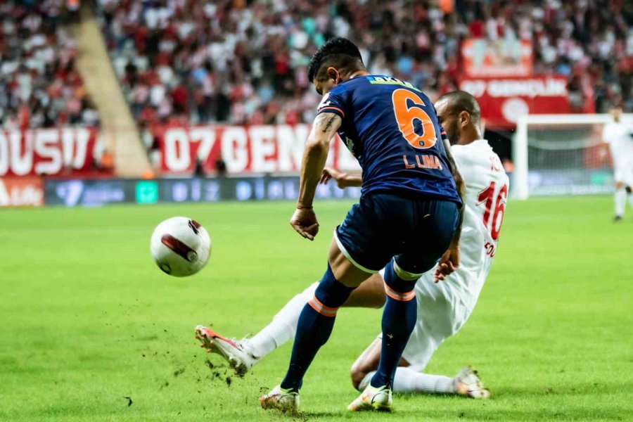 Trendyol Süper Lig: Antalyaspor: 1 - Rams Başakşehir: 0 (ilk Yarı)