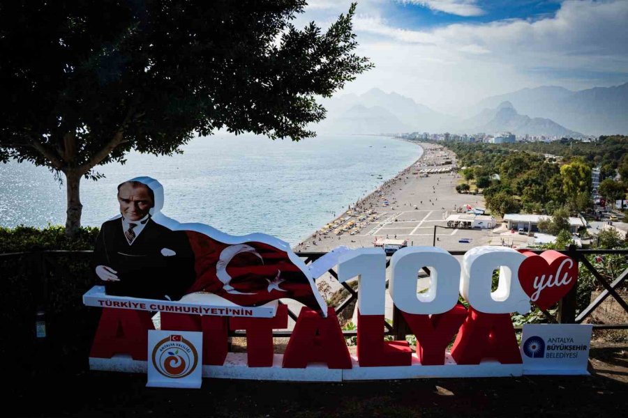 Ekimin Sonunda Antalya 32 Dereceyi Gördü, Sahiller Yaz Aylarını Aratmadı