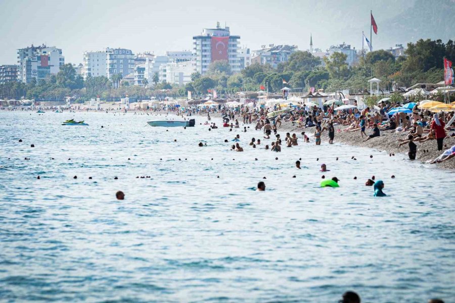 Ekimin Sonunda Antalya 32 Dereceyi Gördü, Sahiller Yaz Aylarını Aratmadı