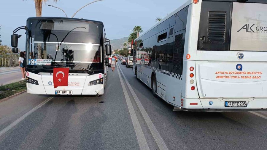 Kontrolden Çıkıp Halk Otobüsünün Altında Kalan Motosiklet Sürücüsü Hayatını Kaybetti