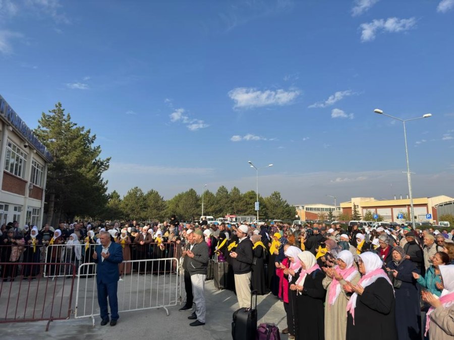 200’ün Üzerinde Umreci Dualarla Kutsal Topraklara Yola Çıktı