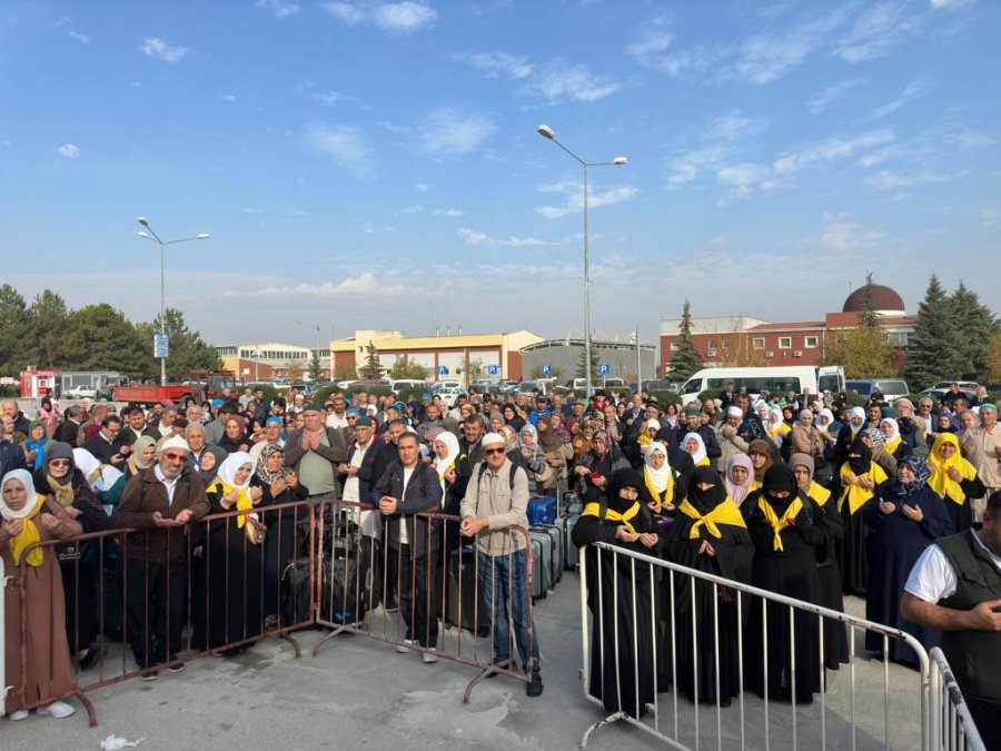 200’ün Üzerinde Umreci Dualarla Kutsal Topraklara Yola Çıktı