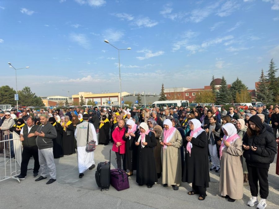 200’ün Üzerinde Umreci Dualarla Kutsal Topraklara Yola Çıktı