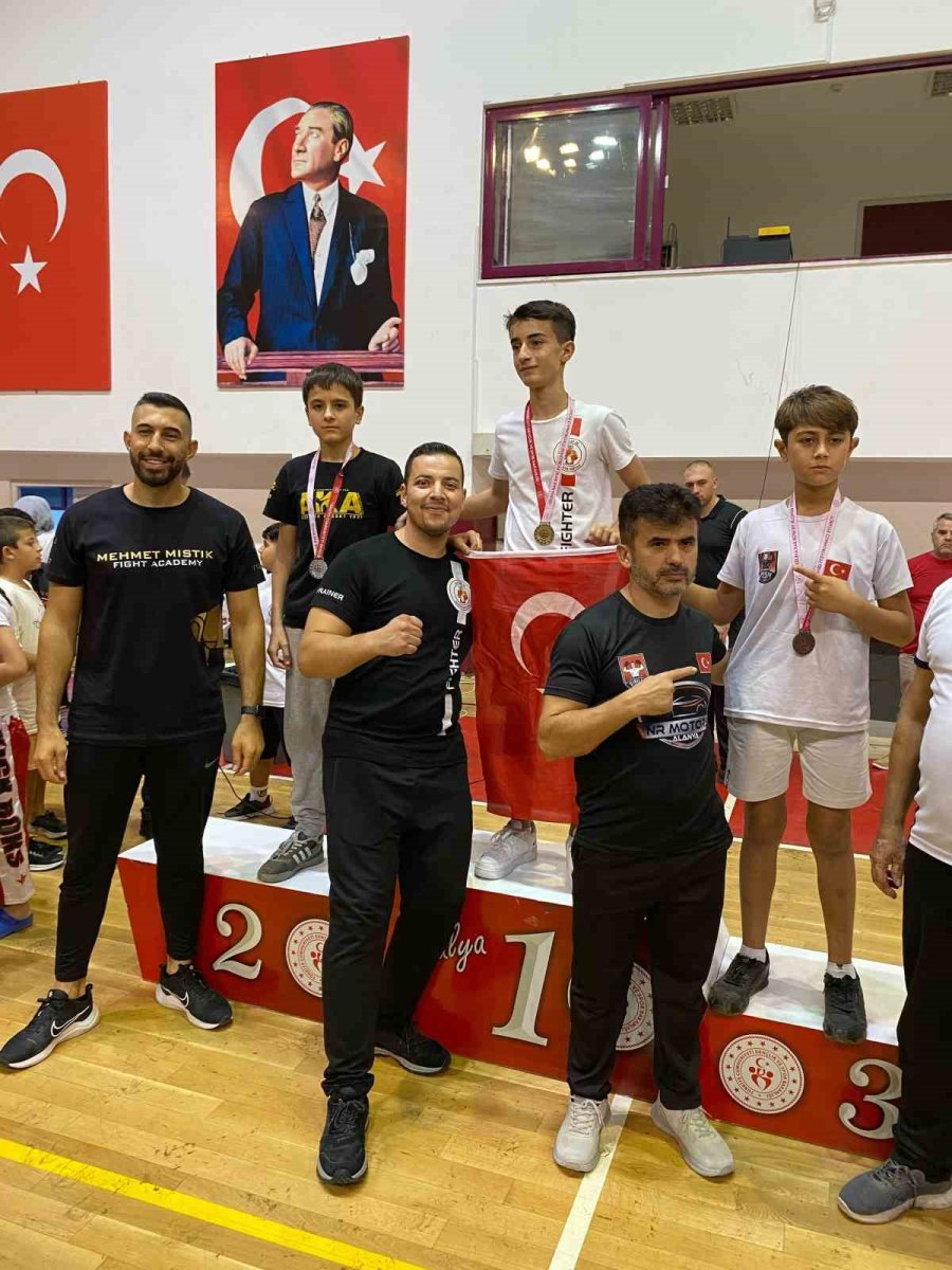 Kemer Belediyesi Kick Boks Takımı’ndan 6 Madalya