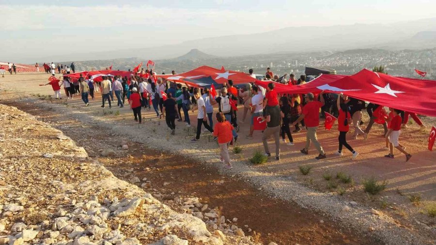 3 Kilometre Yürüyerek Dağ Yamacındaki Dünyanın En Büyük Türk Bayrağına Ulaştılar