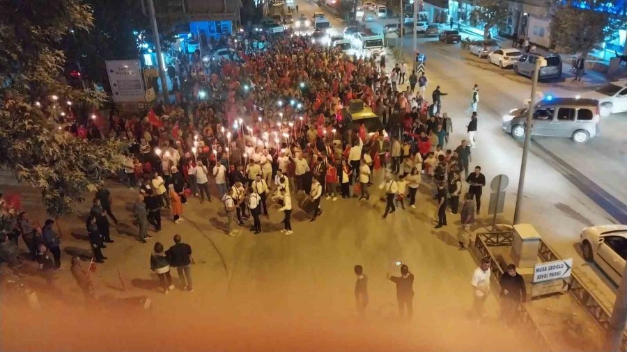 Mersin’de 29 Ekim Cumhuriyet Bayramı’nda Fener Alayına Binlerce Vatandaş Katıldı