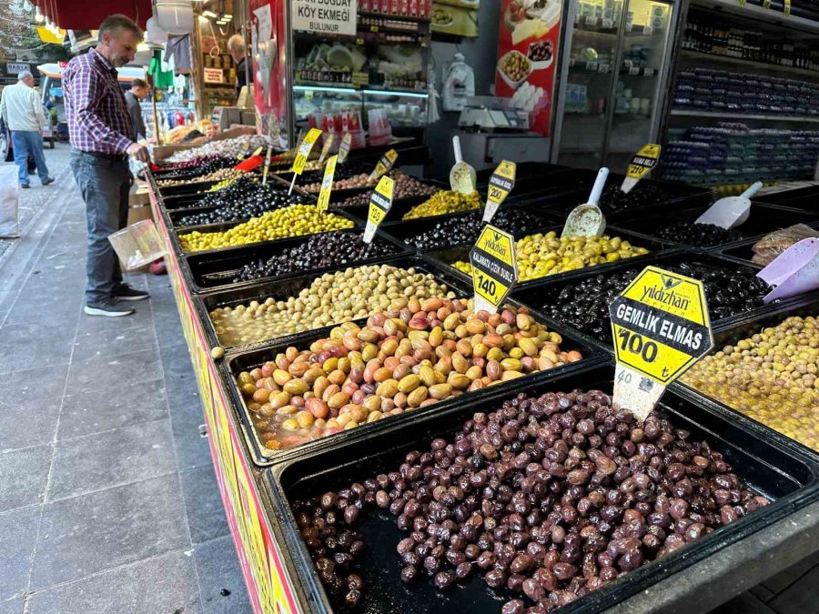 Rengârenk Zeytinler Tezgâhları Süslüyor