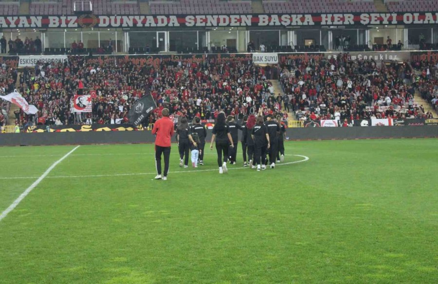 Şampiyon Eskişehirspor Kadın Futbol Takımı Stadyumda Kupayla Taraftarı Selamladı