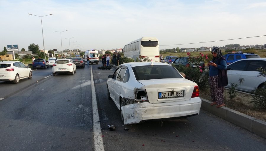 Kanser Hastası Sürücü Fenalaşıp Otomobilden İndi, Arkadan Gelen Araçlar Birbirine Girdi