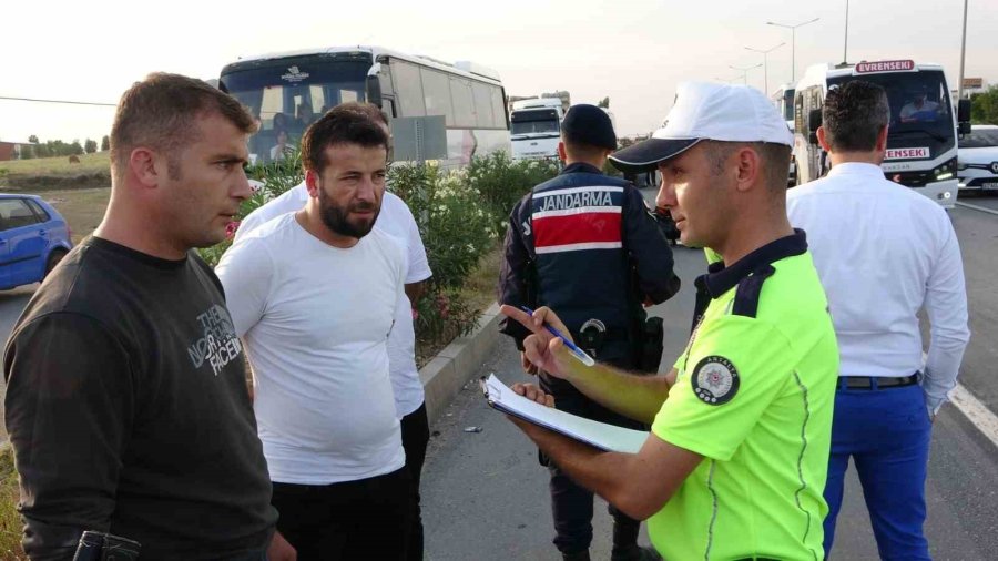 Kanser Hastası Sürücü Fenalaşıp Otomobilden İndi, Arkadan Gelen Araçlar Birbirine Girdi