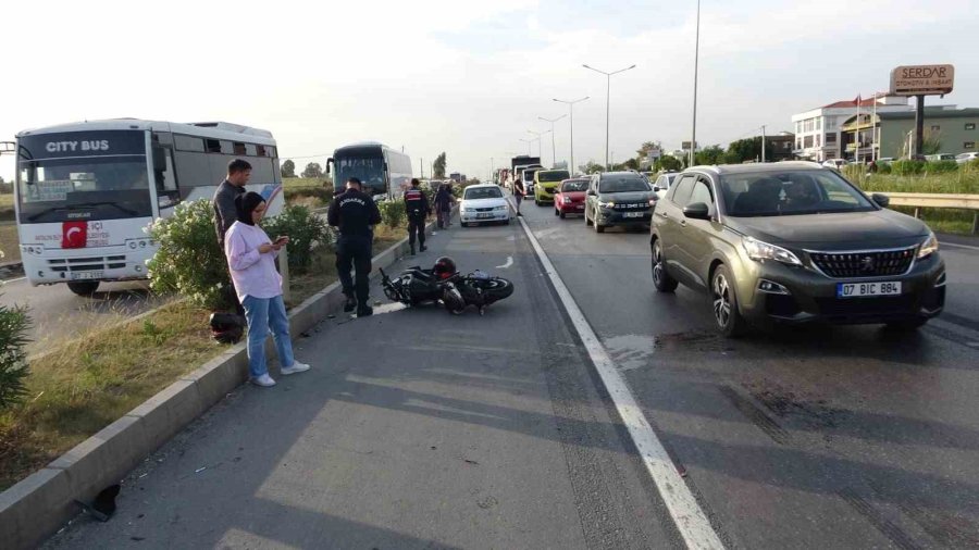 Kanser Hastası Sürücü Fenalaşıp Otomobilden İndi, Arkadan Gelen Araçlar Birbirine Girdi