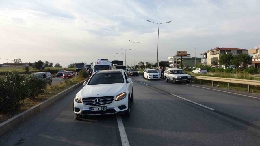 Kanser Hastası Sürücü Fenalaşıp Otomobilden İndi, Arkadan Gelen Araçlar Birbirine Girdi