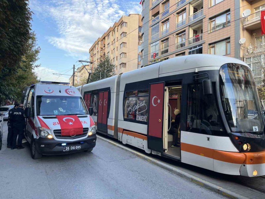 Tramvayın Çarptığı 16 Yaşındaki Genç Kız Yaralandı