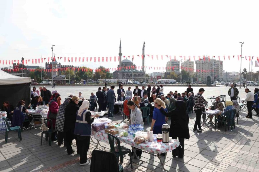 Başkan Büyükkılıç, Depremzede Çocuklar İçin Düzenlenen Panayırı Ziyaret Etti