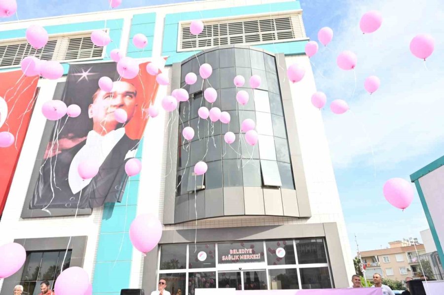 Kepez’de Kanser Farkındalığı İçin Gökyüzüne Pembe Balon Bırakıldı