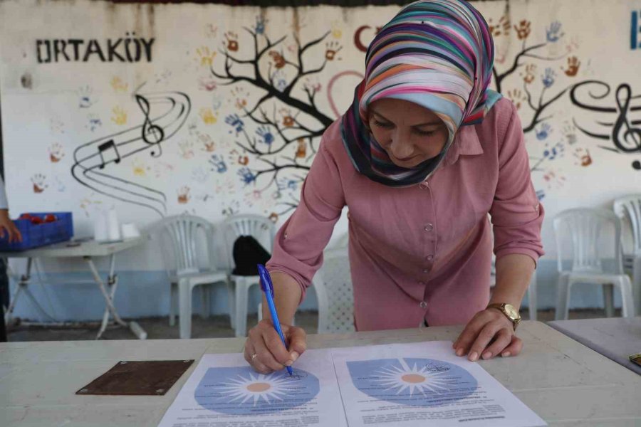 Büyükşehir’den Kumlucalı Kadınlara Domates Sıkma Makinesi