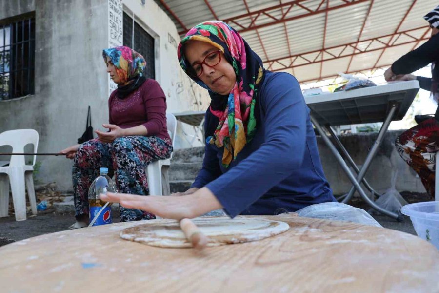 Büyükşehir’den Kumlucalı Kadınlara Domates Sıkma Makinesi