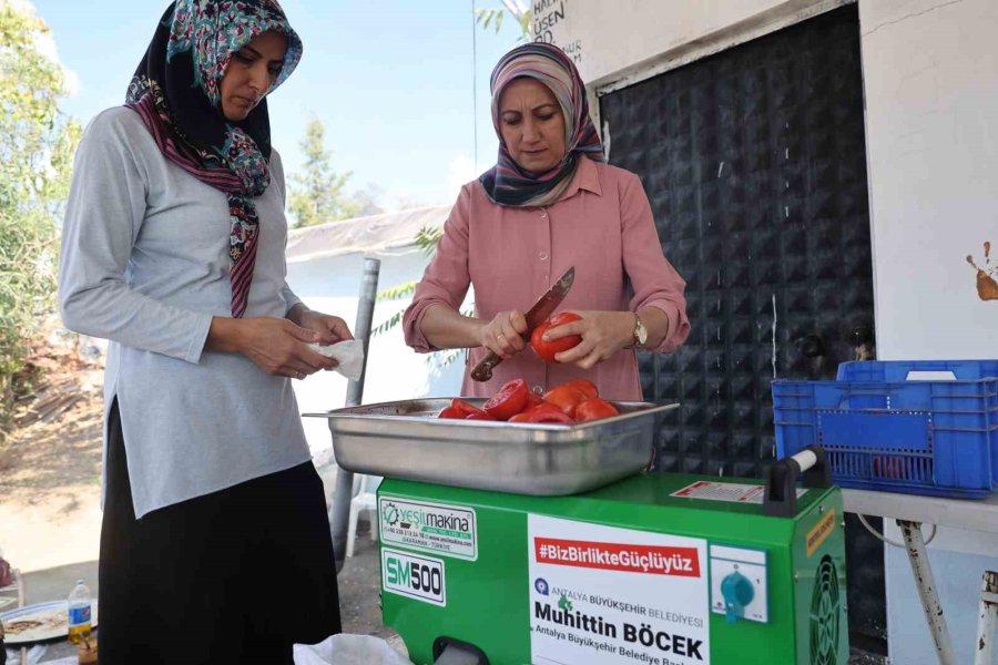 Büyükşehir’den Kumlucalı Kadınlara Domates Sıkma Makinesi