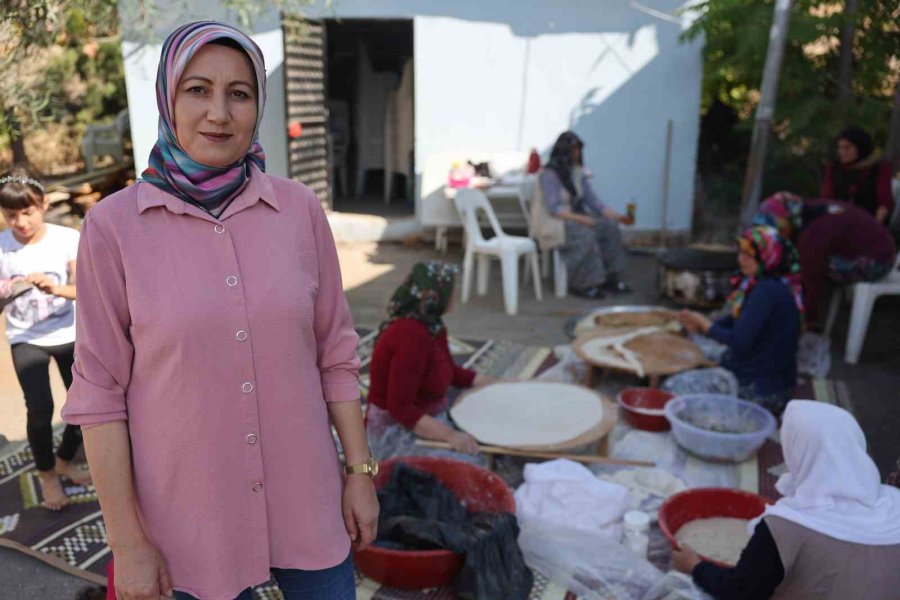 Büyükşehir’den Kumlucalı Kadınlara Domates Sıkma Makinesi