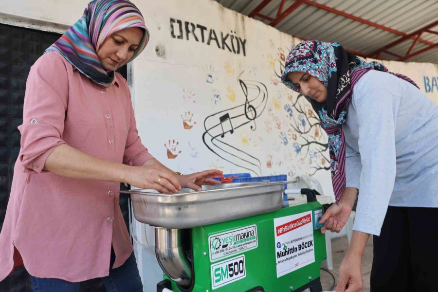 Büyükşehir’den Kumlucalı Kadınlara Domates Sıkma Makinesi