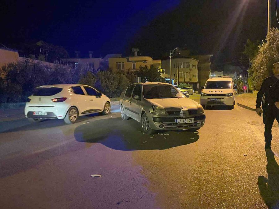 Antalya’da Ağızları Açık Bırakan Kaza: Motosiklet Sürücüsü Otomobilin Motor Kaputunun Üzerine Düştü