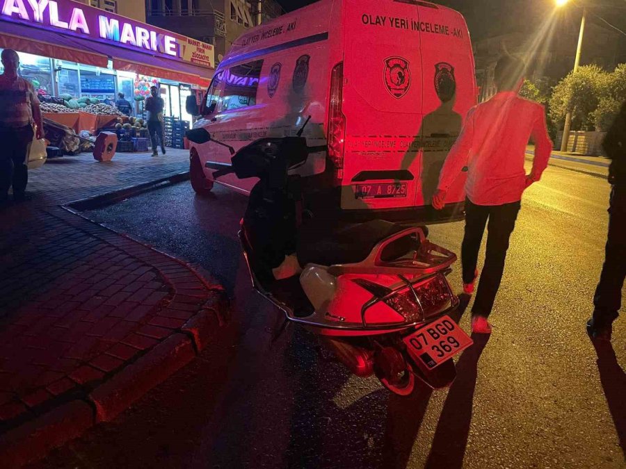 Antalya’da Ağızları Açık Bırakan Kaza: Motosiklet Sürücüsü Otomobilin Motor Kaputunun Üzerine Düştü