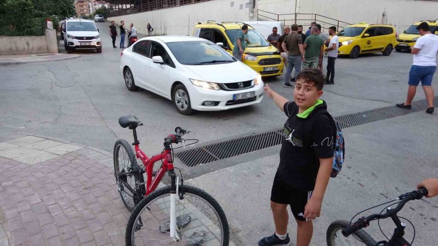 Ticari Taksiyle Çarpışan Bisiklet Sürücüsü Çocuk Yaralandı, Mahalleli İsyan Etti