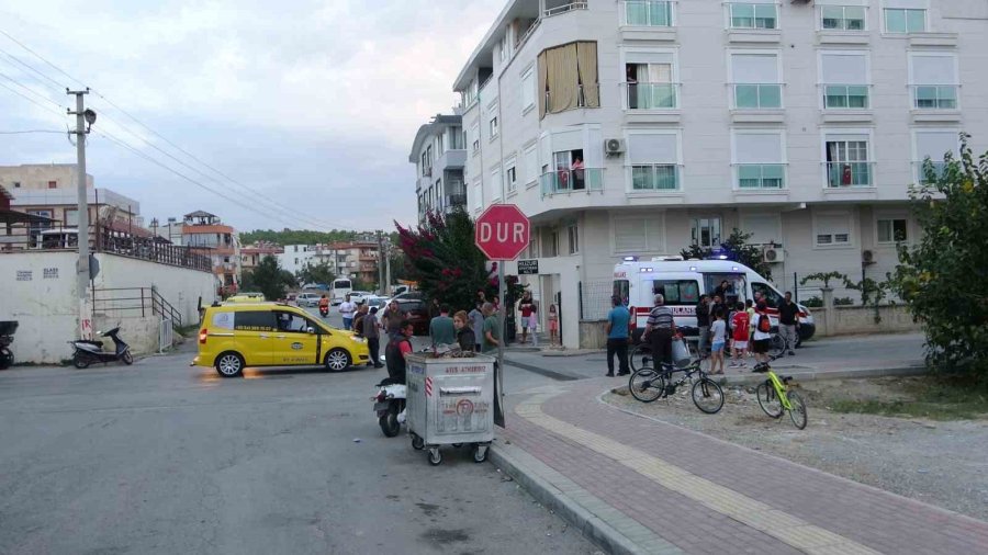 Ticari Taksiyle Çarpışan Bisiklet Sürücüsü Çocuk Yaralandı, Mahalleli İsyan Etti