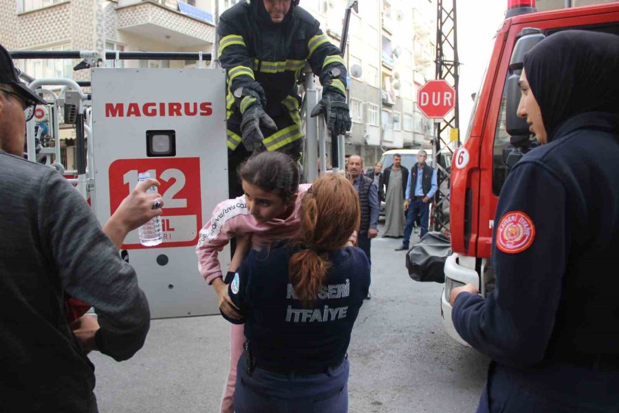 Kayseri’de Binada Yangın: Ekipler Mahsur Kalanları Kurtardı