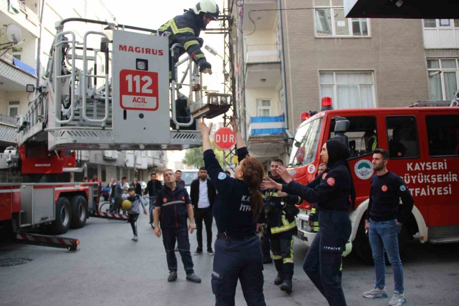 Kayseri’de Binada Yangın: Ekipler Mahsur Kalanları Kurtardı