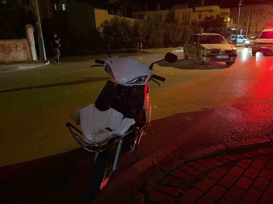 Antalya’da Ağızları Açık Bırakan Kaza: Motosiklet Sürücüsü Otomobilin Motor Kaputunun Üzerine Düştü