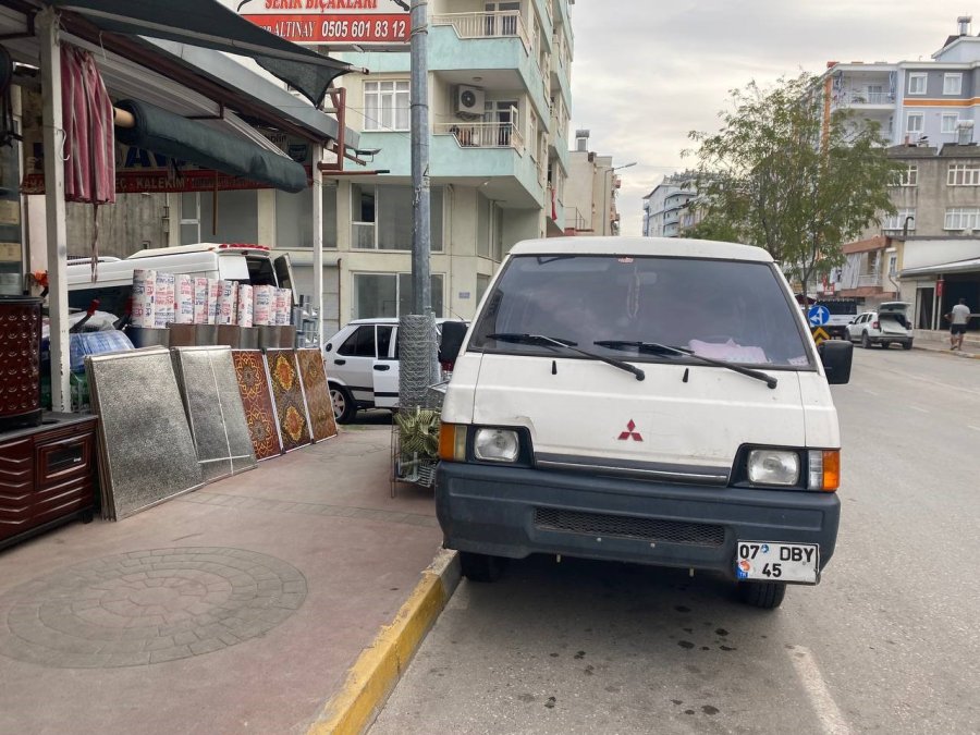 Araçların Lastiklerine Dadanan Adam Mahalleliyi Canından Bezdirdi