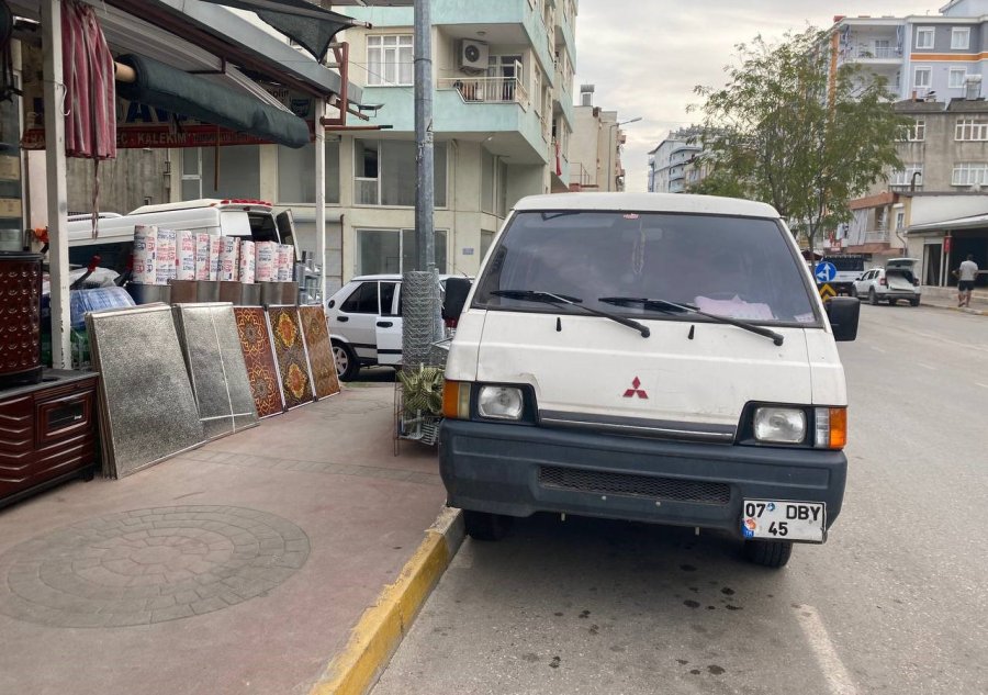 Araçların Lastiklerine Dadanan Adam Mahalleliyi Canından Bezdirdi