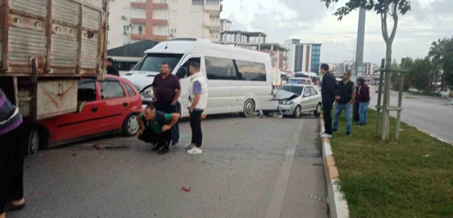 Antalya’da 4 Araçlı Zincirleme Kaza