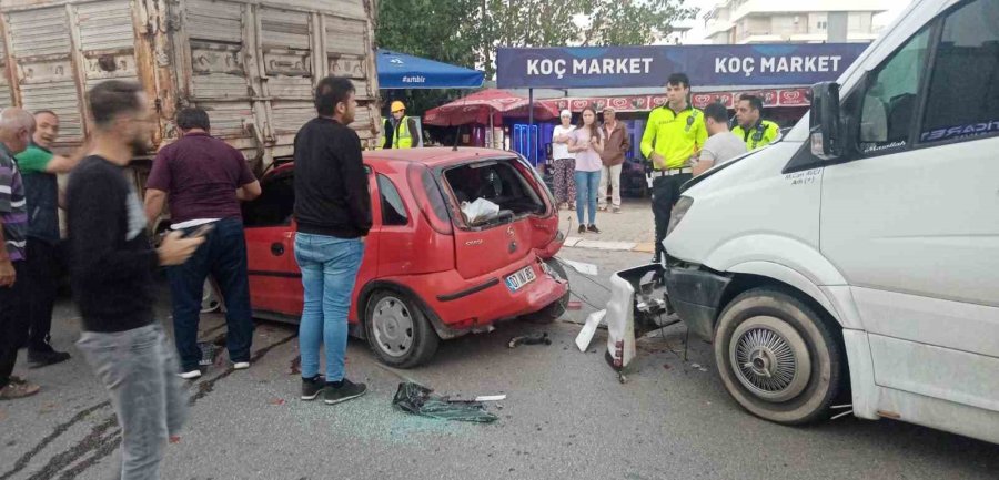 Antalya’da 4 Araçlı Zincirleme Kaza