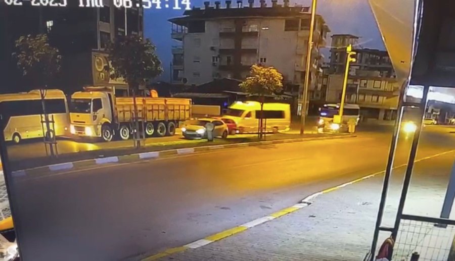 Antalya’da 4 Araçlı Zincirleme Kaza