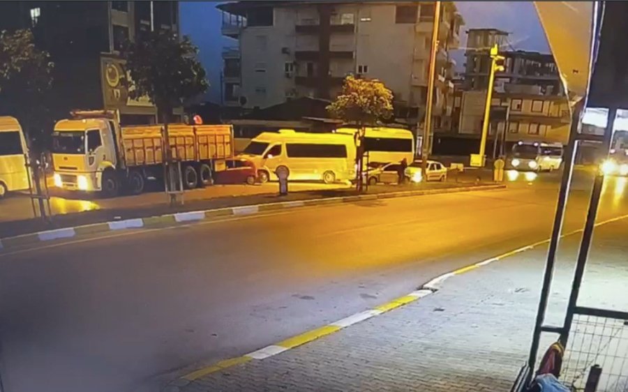 Antalya’da 4 Araçlı Zincirleme Kaza