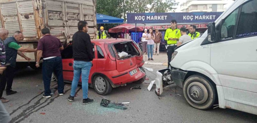 Antalya’da 4 Araçlı Zincirleme Kaza